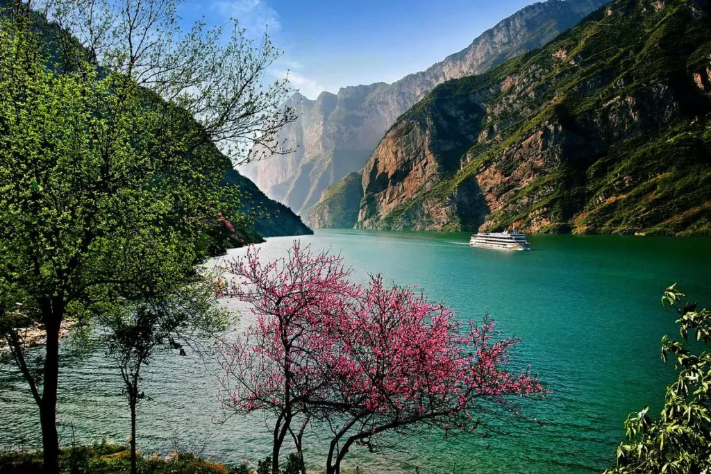 What is the best month for Yangtze River cruise?