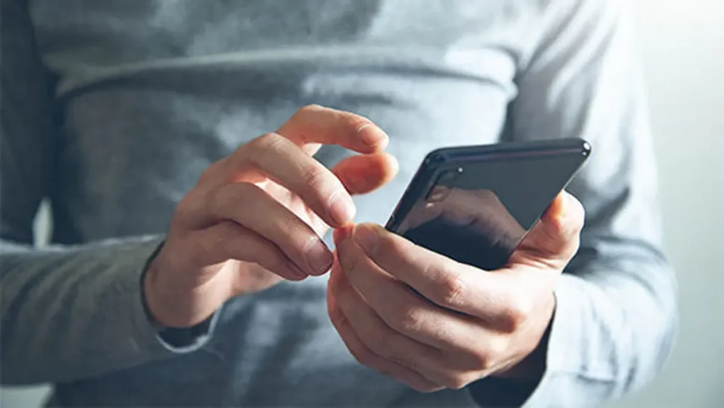 What phone etiquette should I be aware of while traveling in China?