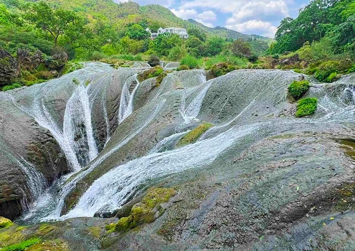 6 Days Guizhou Classic Tour: Huangguoshu Waterfall, Xiaoqikong & Miao Villages