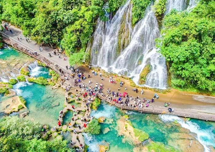6 Days Guizhou Classic Tour: Huangguoshu Waterfall, Xiaoqikong & Miao Villages